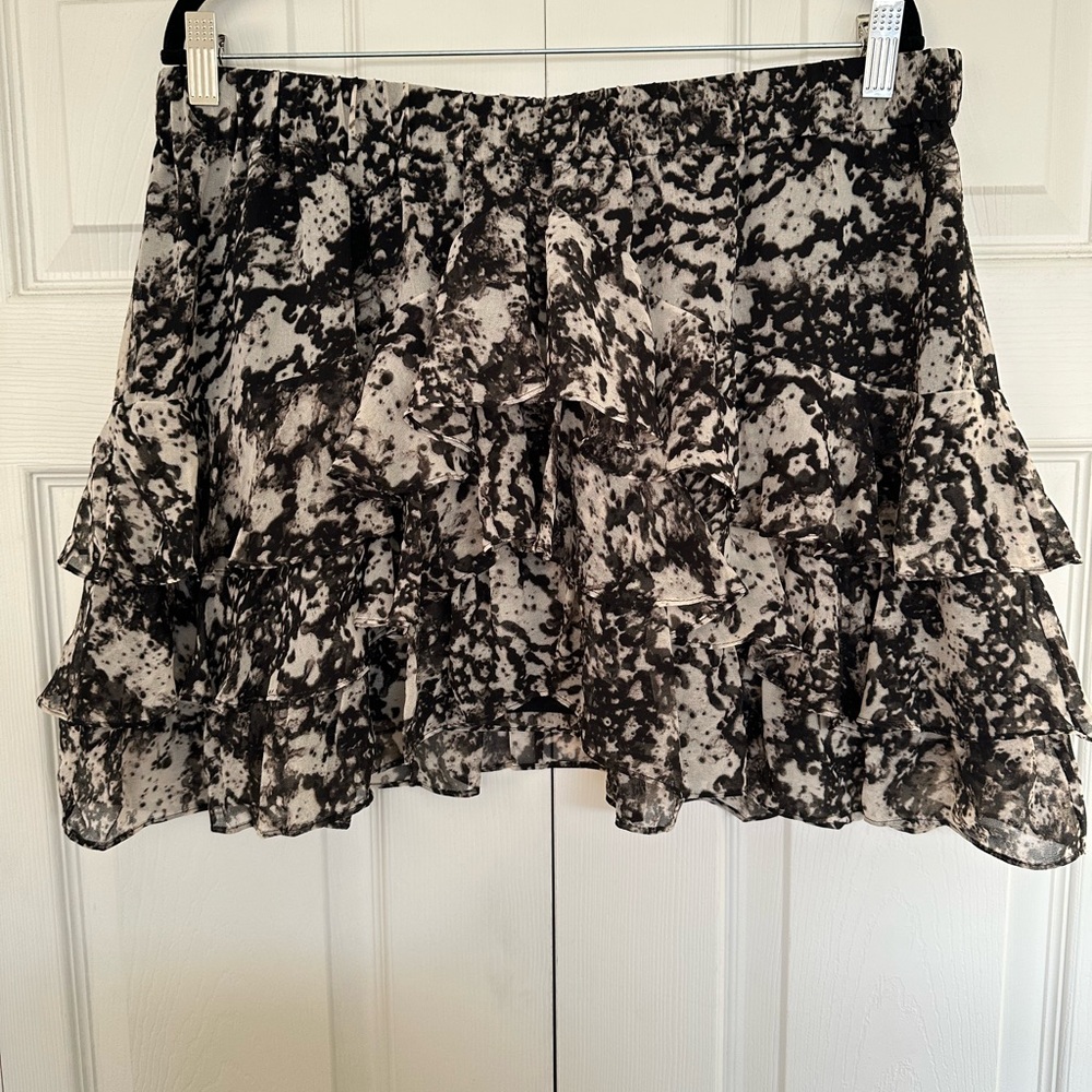 NWOT LONDONJEAN Monochrome Speckled Ruffled Patterned Skater Mini Skirt